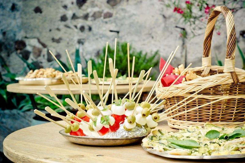 Brochettes apéritives froides et chaudes : 25 idées qui font fondre les invités